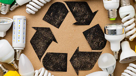 Recycling-Logo mit Lampen